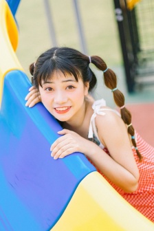 媽媽一邊做飯一邊干什么呢